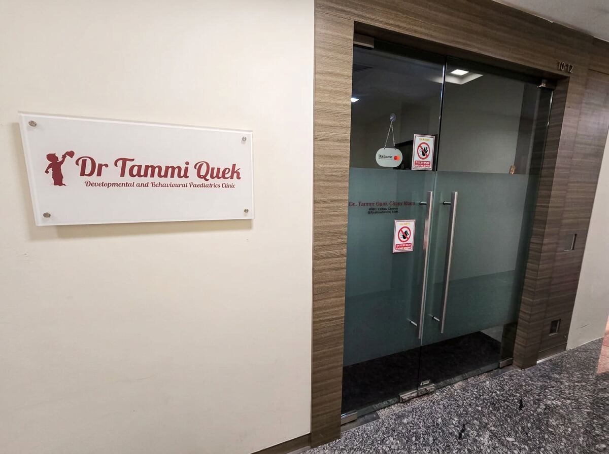 Dr Tammi Quek clinic entrance signage and glass doors